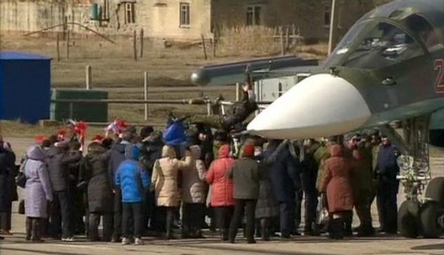 Phi công Nga trở về từ Syria được chào đón như anh hùng