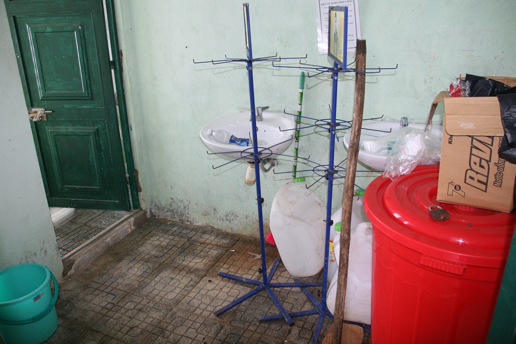 Xây nhà vệ sinh trăm triệu rồi bỏ phế