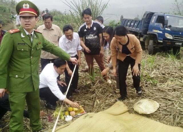 Xe công nông tụt dốc đè 15 người, một người chết