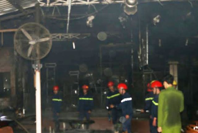 Quán cà phê bị thiêu rụi lúc nửa đêm
