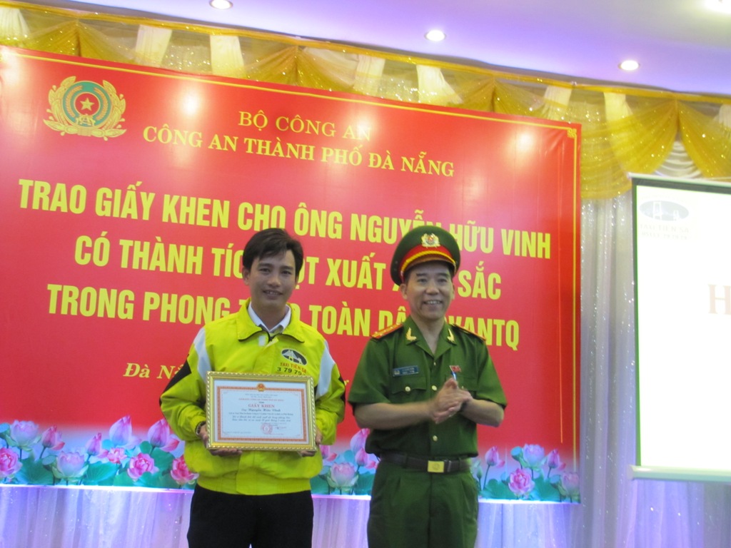 Khen thưởng đột xuất cho tài xế taxi dũng cảm chống lại cướp