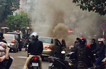 “Xế hộp” đang lưu thông bất ngờ cháy dữ dội trên phố