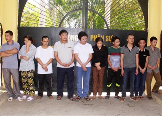 Phá đường dây đánh bạc 1.300 tỉ qua mạng, thu 2 súng