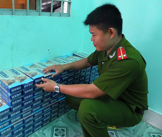 Gặp công an, vứt gần 3.000 bao thuốc lá lậu để chạy