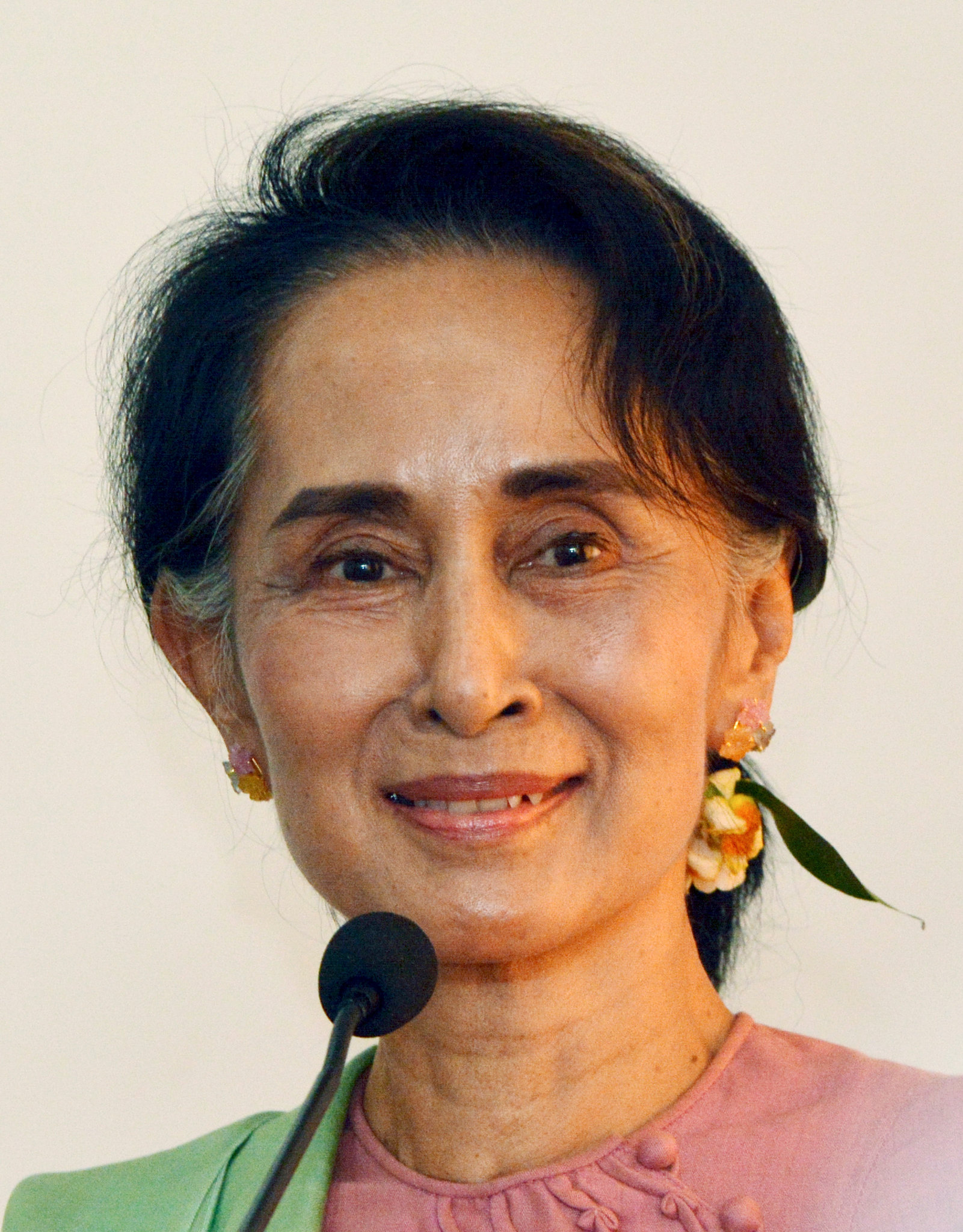 Bà Suu Kyi phẫu thuật thành công