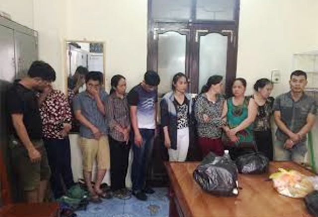 Đột kích “sới bạc” có nhiều phụ nữ sát phạt trong rừng