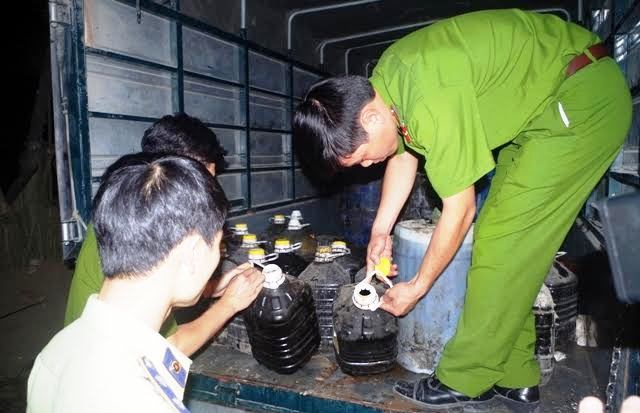 Gom 1.000 lít dầu, mỡ động vật đã sử dụng đem bán ở Hà Nội
