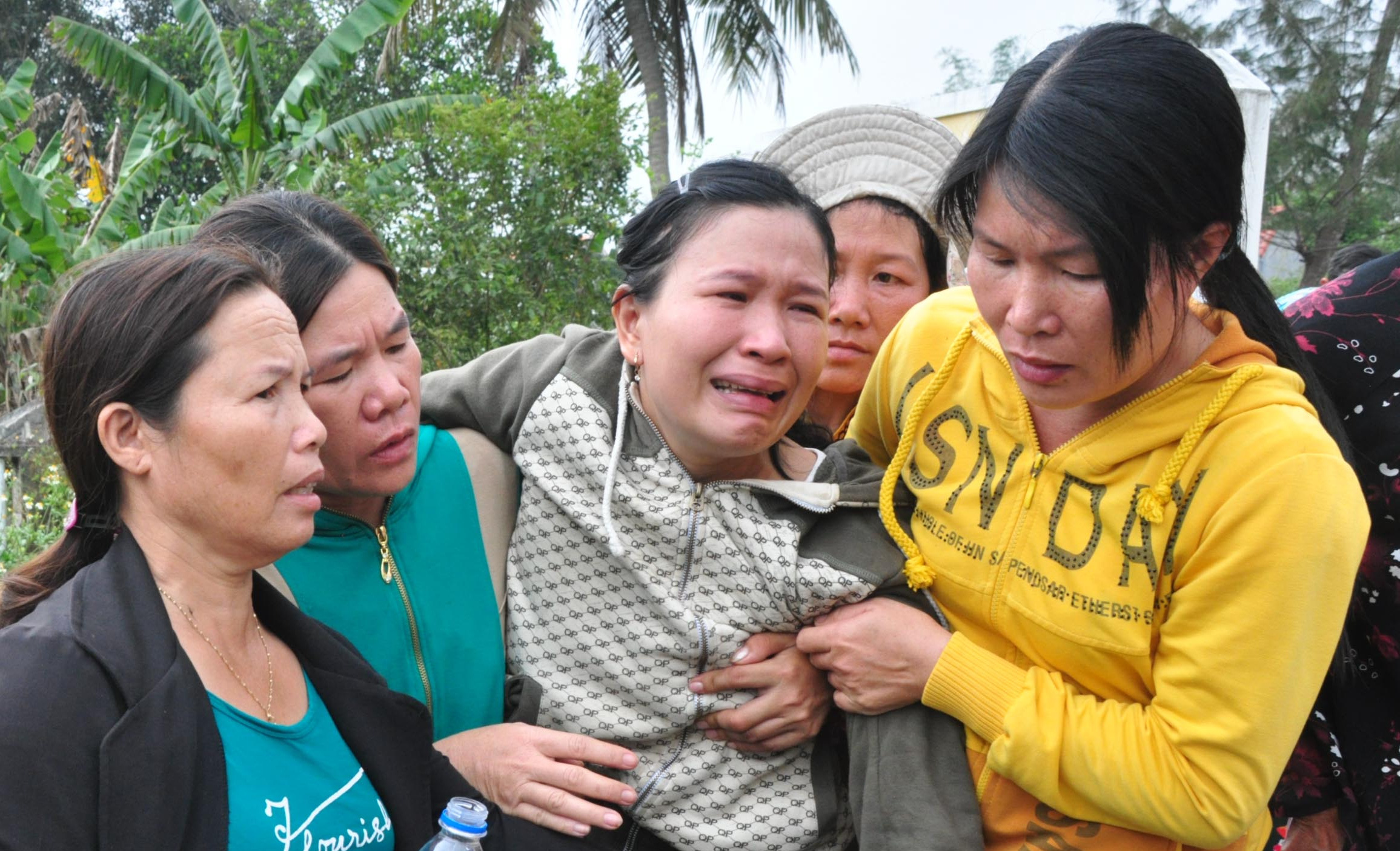 Chìm trong nước mắt bên 9 linh cữu học sinh