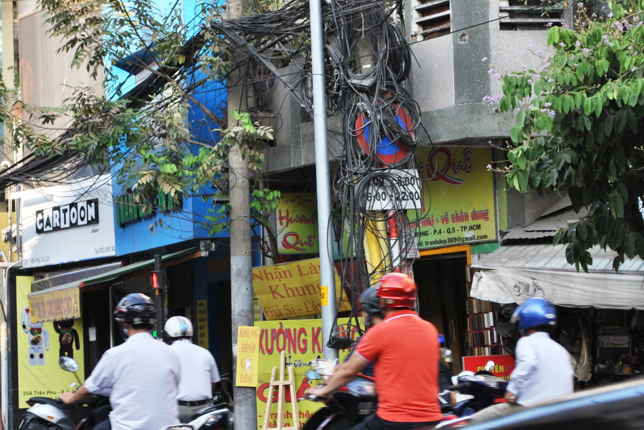 Biển báo giao thông chơi “trốn tìm” ở TP HCM