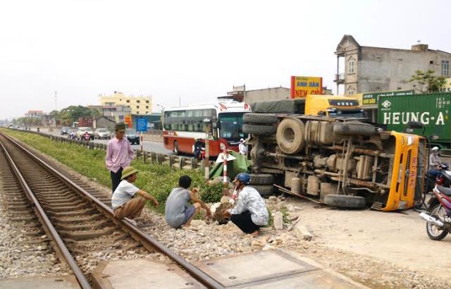Tàu hỏa tông xe tải, tài xế nhập viện trong tình trạng hoảng loạn