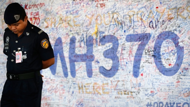 Thêm 2 mảnh vỡ "gần như chắc chắn của MH370"