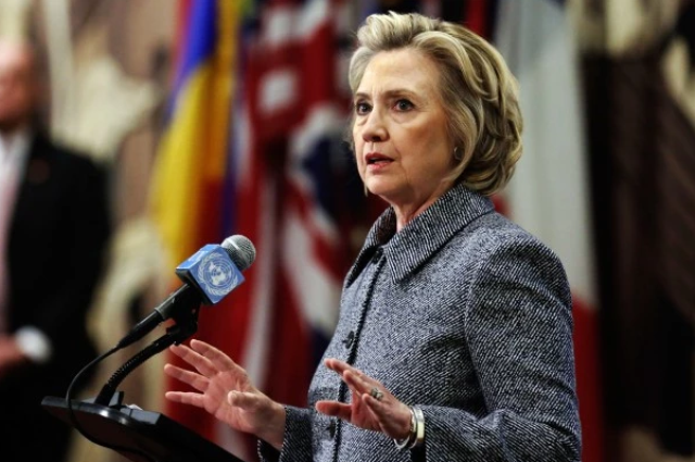 Bà Clinton lún sâu vào vụ bê bối email