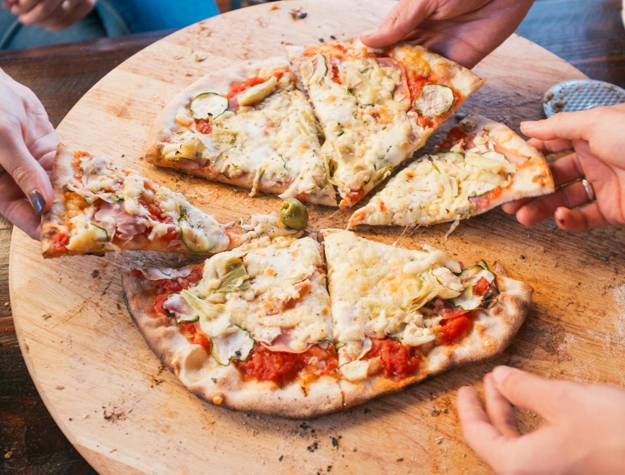 Cấp dưỡng cho vợ cũ bằng... pizza