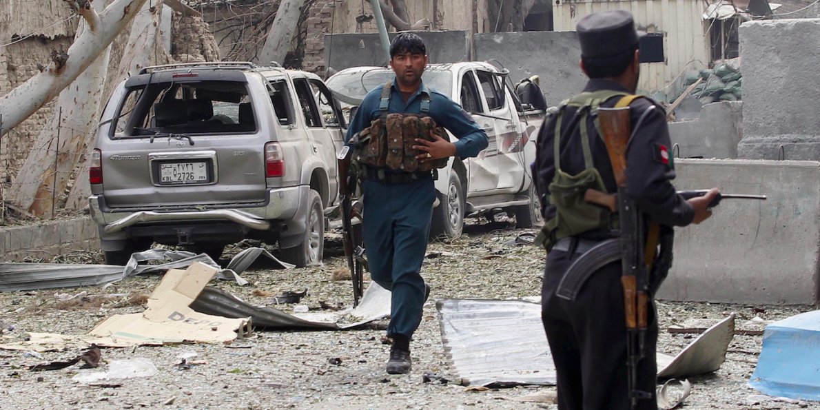 Taliban giết 10 hành khách xe buýt, bắt cóc hàng chục người