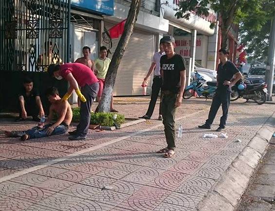 Nam thanh niên “ngáo đá” làm trò khỉ ghẹo người đi đường