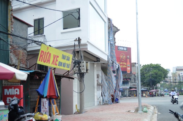 Hà Nội: Ngôi nhà "nuốt" trọn cột điện trên hè phố