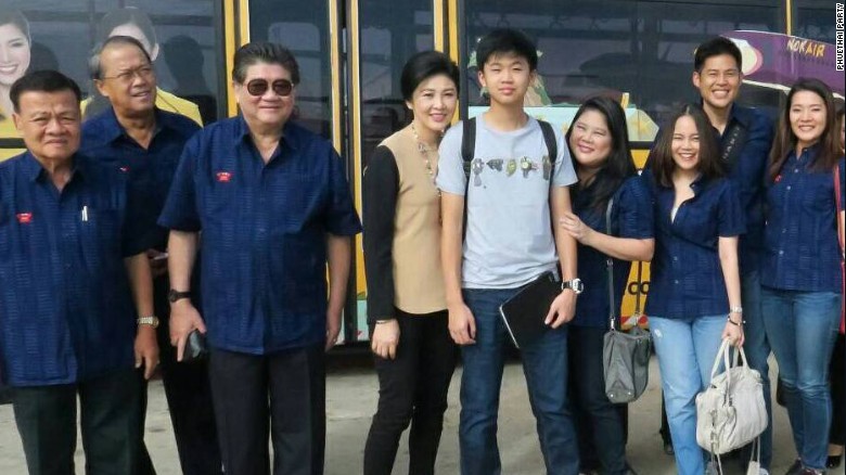 Bà Yingluck bị phi công "trù ẻo" gặp tai nạn máy bay