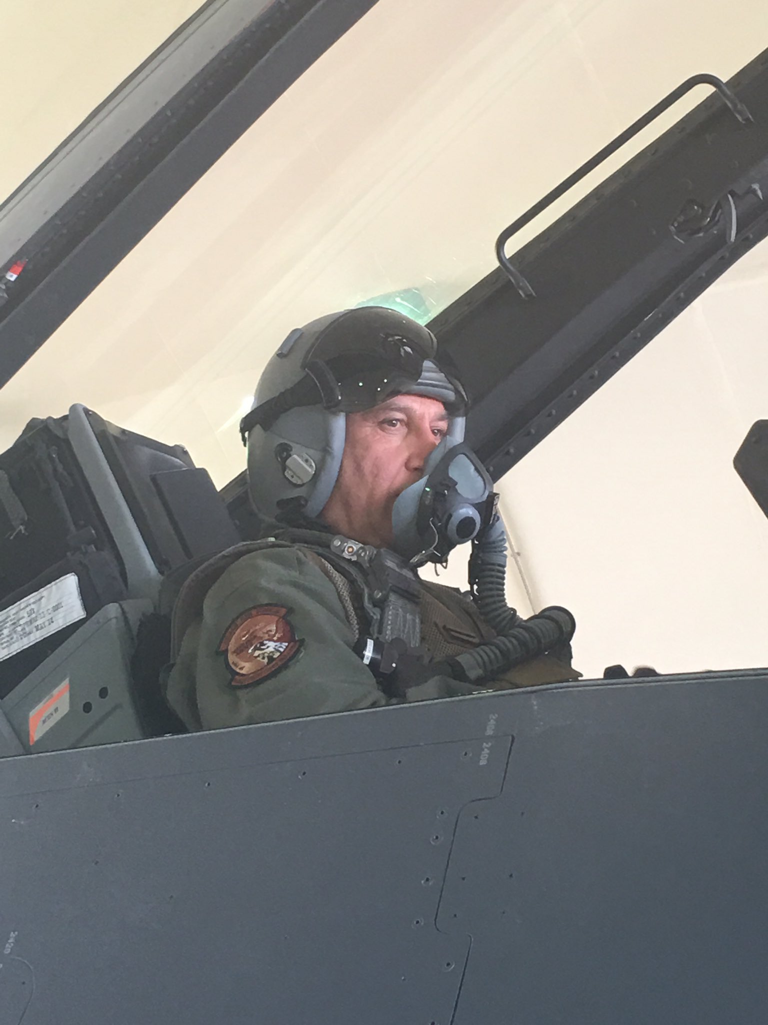 Bộ trưởng Quốc phòng Iraq lái F-16 tấn công IS