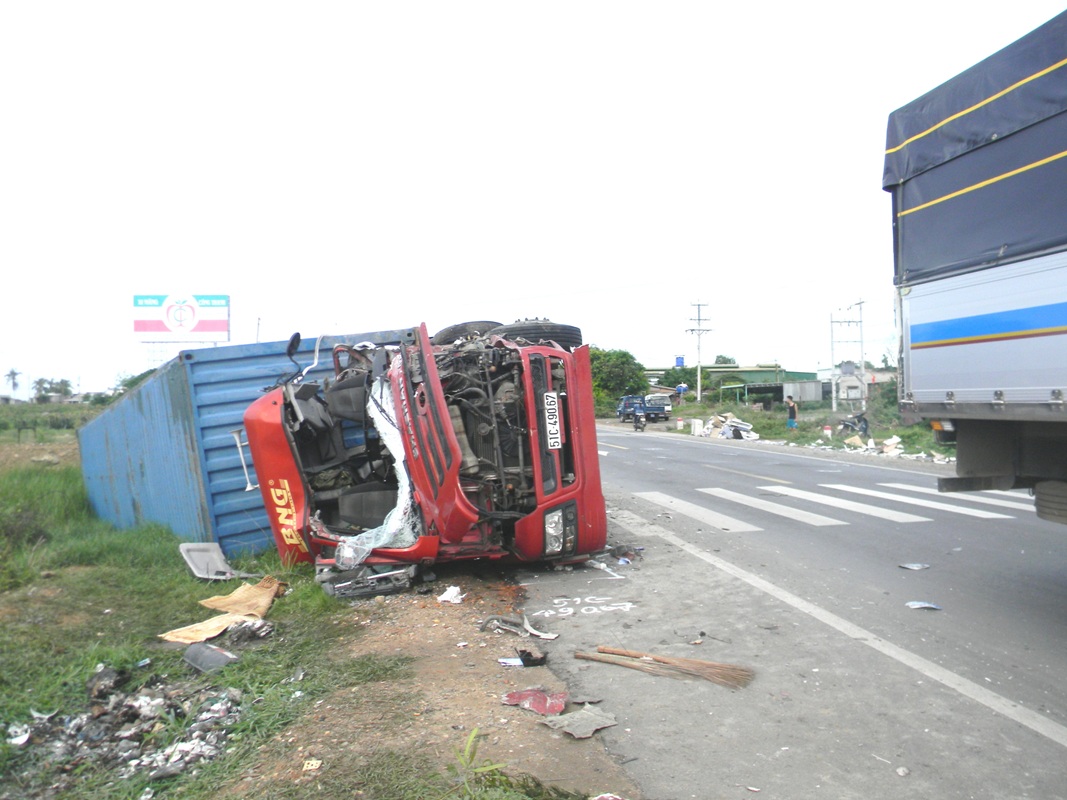 Xe tải và xe container đối đầu, 2 tài xế tử vong