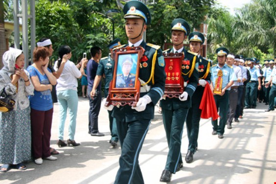 Truy tặng phi công Trần Quang Khải Huân chương Bảo vệ Tổ quốc