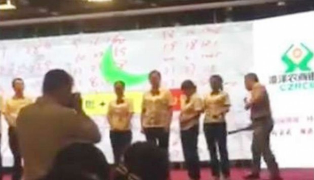 Trung Quốc: Không hoàn thành bài thi, nhân viên bị đánh đòn