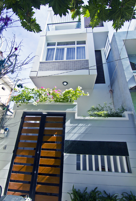 Ngôi nhà chắn nắng Tây trên khu đất xéo