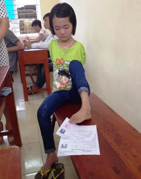 Thí sinh làm bài bằng chân tại Hội đồng thi Thanh Hóa