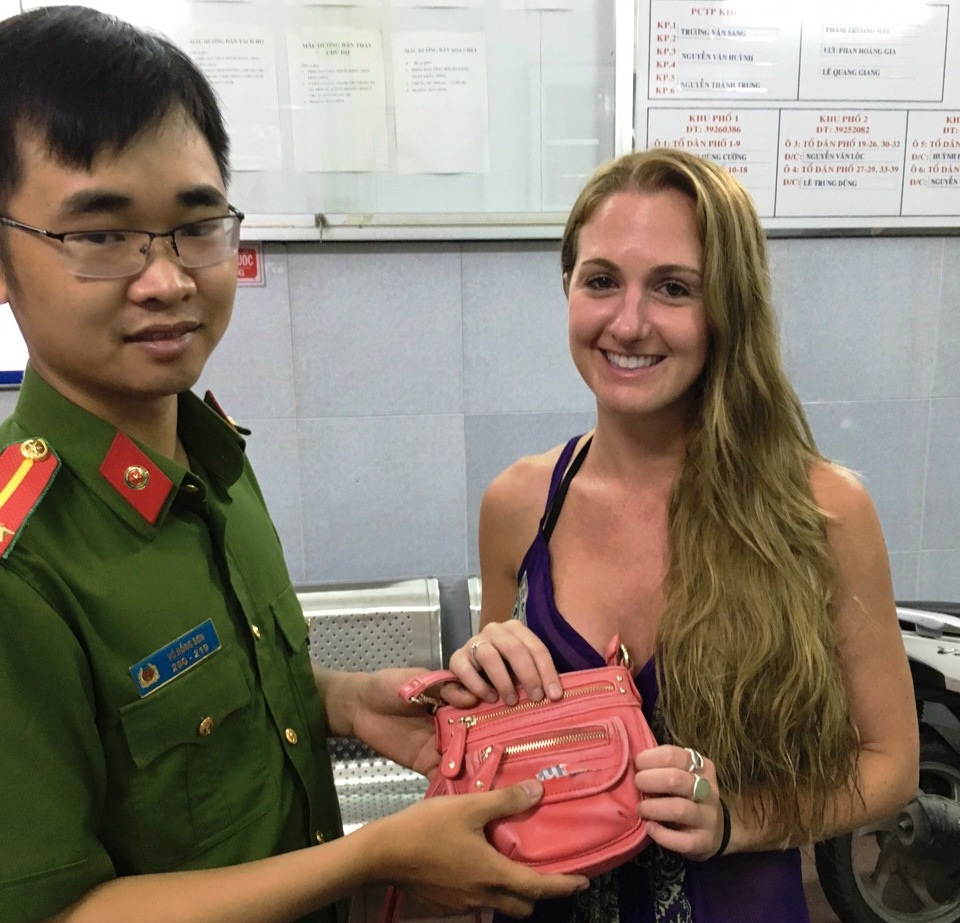 Cướp túi xách du khách, trúng đạn vẫn ngoan cố chống trả