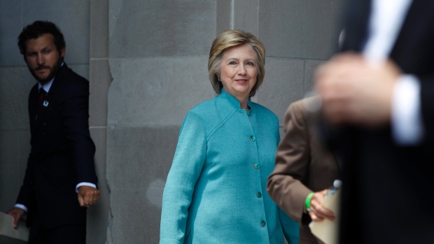 Bộ Tư pháp Mỹ “tha” bà Clinton vụ email