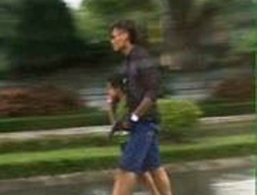 Bị truy đuổi, bố dí súng vào con trai để chạy trốn