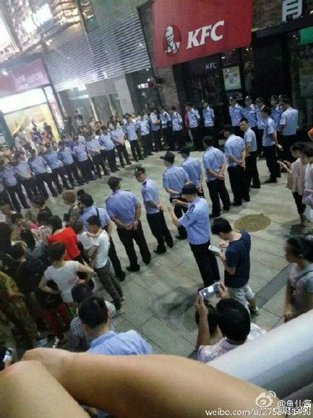 Trung Quốc chỉ trích dân trong nước đập phá hàng Mỹ