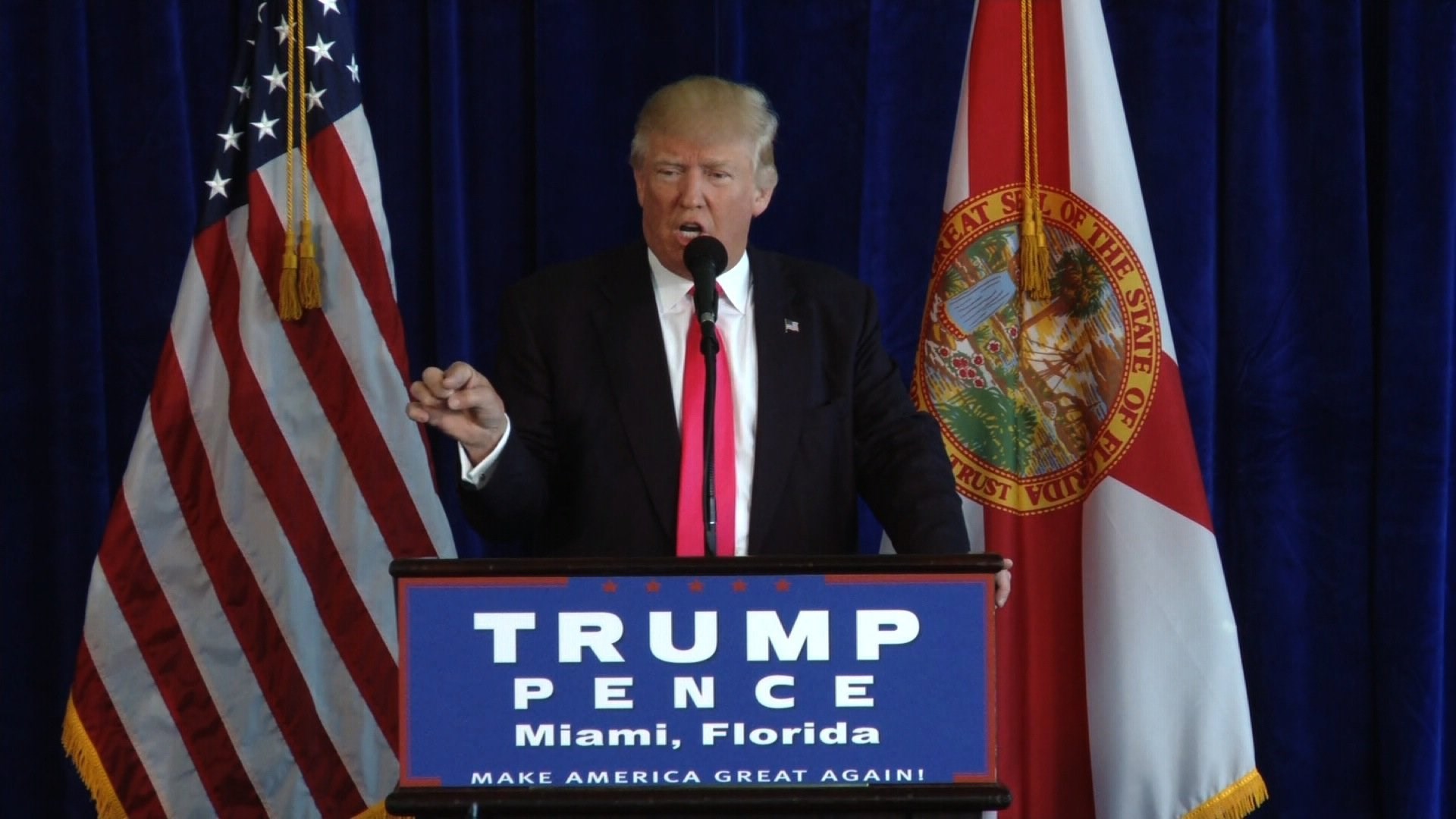 “Nhờ” Nga tìm email của bà Clinton, ông Trump phản bội nước Mỹ?