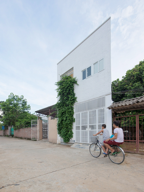 Nhà ngập ánh sáng trên mảnh đất méo xẹo
