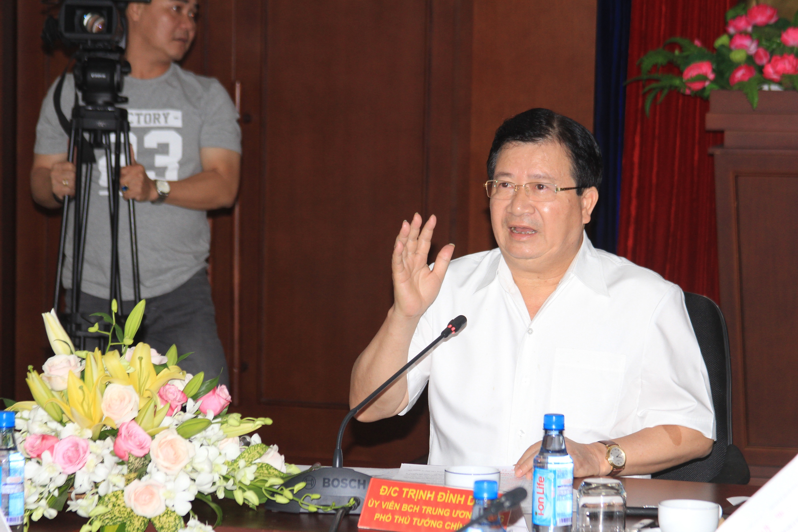 Sân bay Tân Sơn Nhất quá tải, máy bay phải chờ trên trời