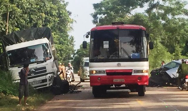 Xe 7 chỗ tông trực diện xe tải, tài xế trọng thương