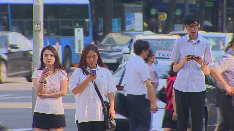 Nỗi lo “xác sống điện thoại” ở Seoul