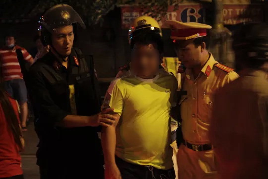 Bị kiểm tra nồng độ cồn, "ma men" đem "chú Tư" ra dọa