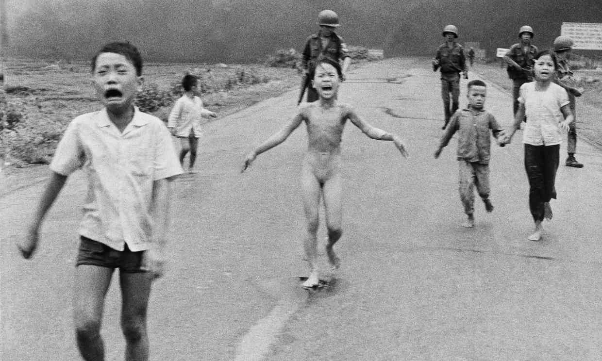 Facebook bị tố lạm quyền quanh bức ảnh "Em bé napalm"