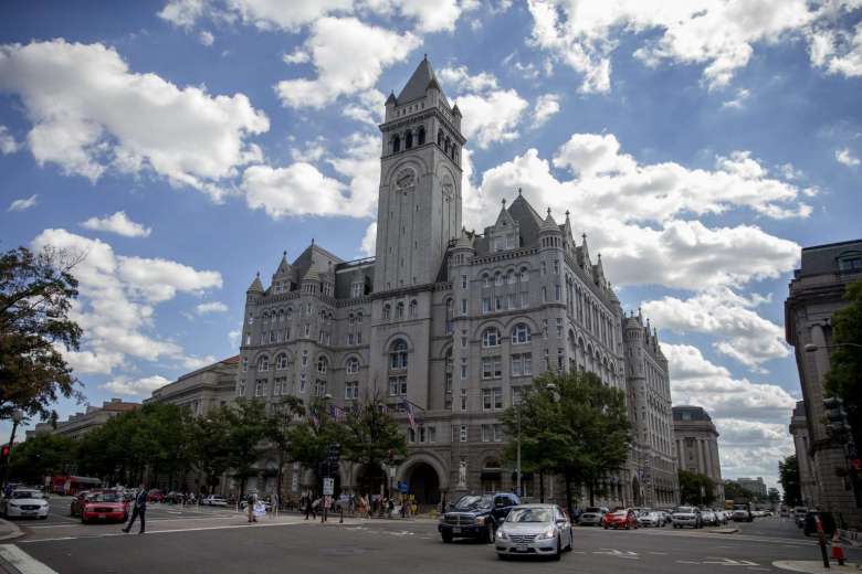 Ông Trump mở siêu khách sạn kế... Nhà Trắng