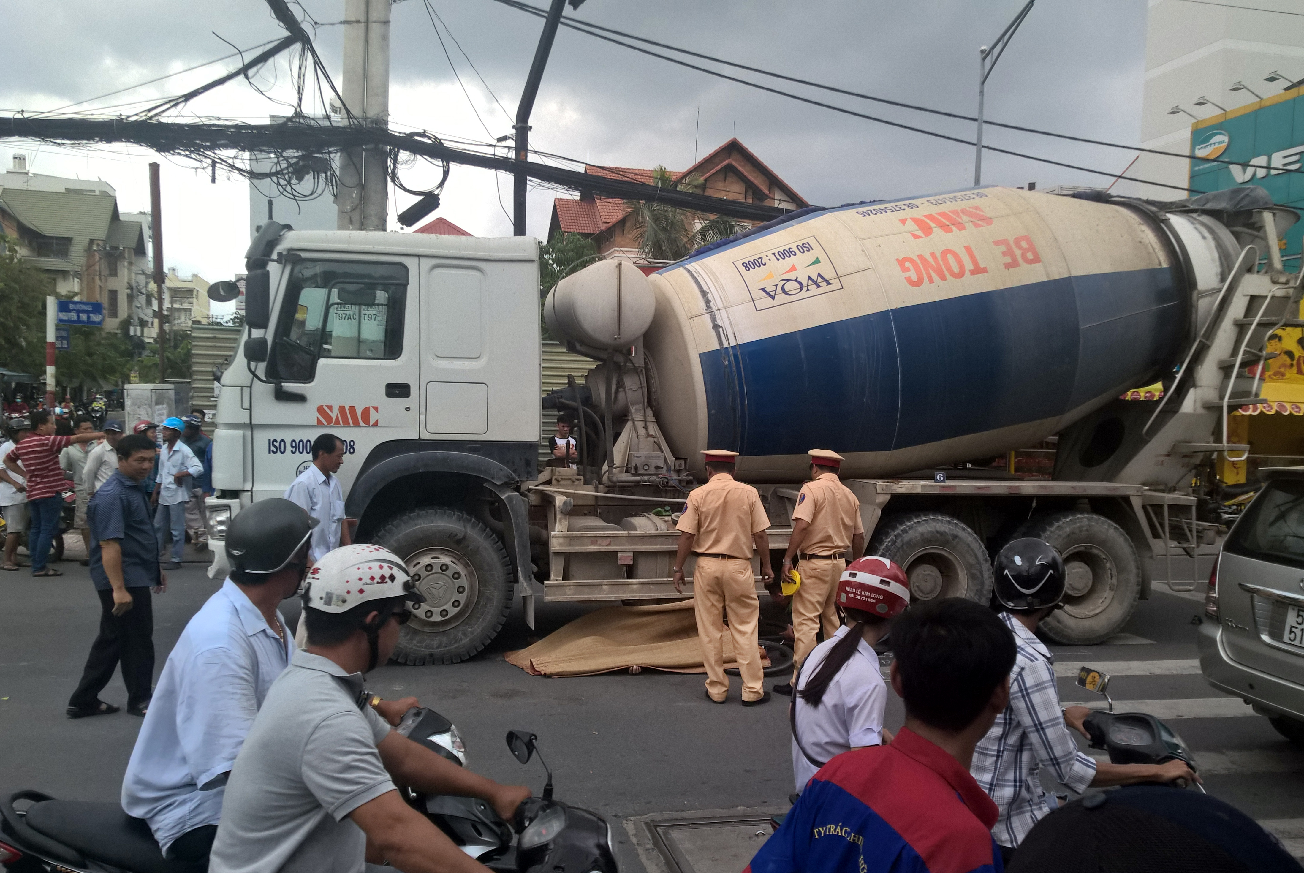Người đàn ông chết thảm dưới gầm xe bồn