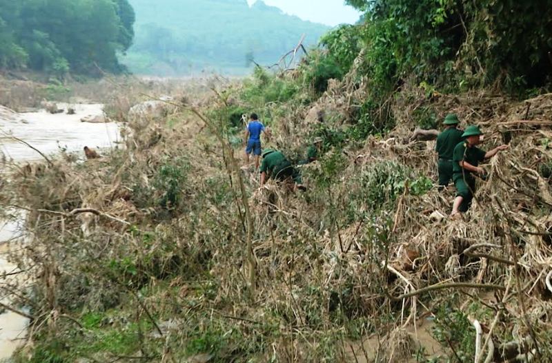 Lực lượng bộ đội Thanh Hóa và người dân đang tìm kiếm các thi thể nạn nhân còn lại ở khu vực suối Cằn, xã Châu Hội, huyện Qùy Châu, tỉnh Nghệ An