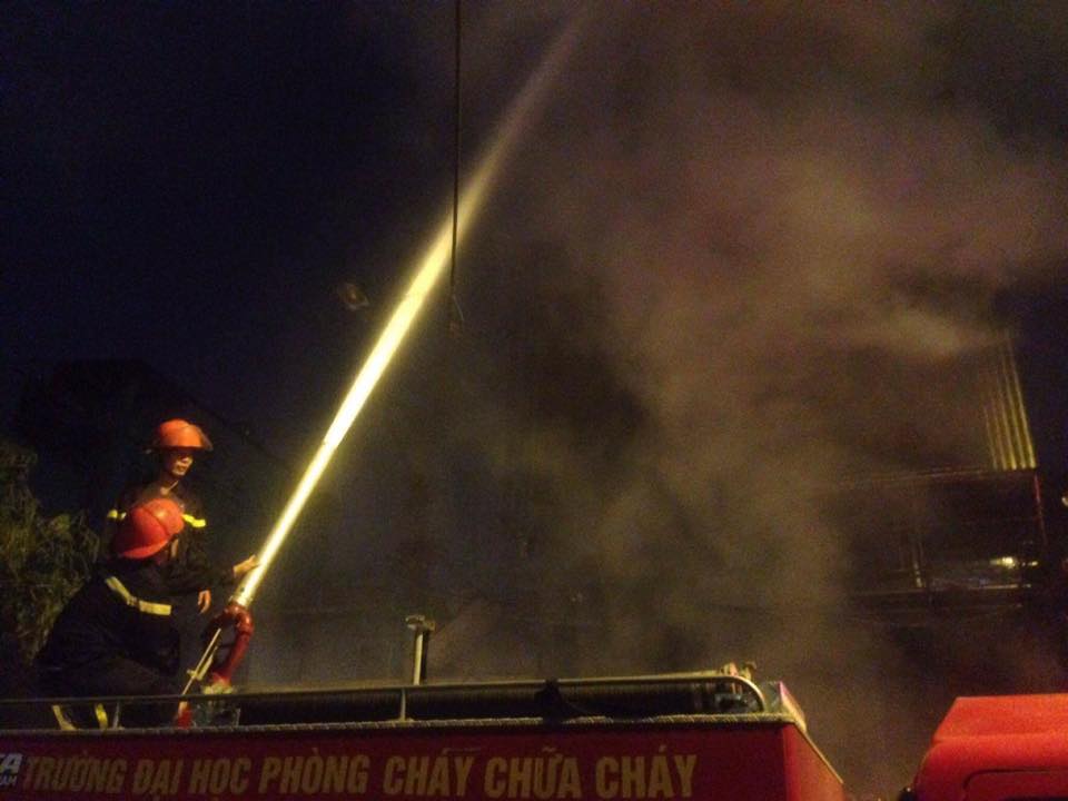 
Hàng chục xe chữa cháy được đi&ecirc;̀u đ&ecirc;́n hi&ecirc;̣n trường d&acirc;̣p lửa

