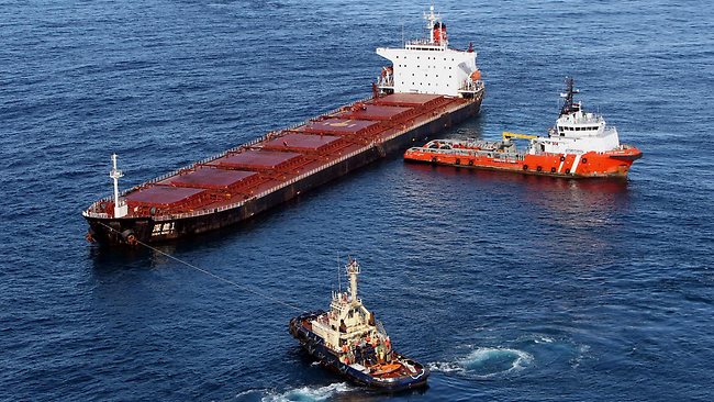 Tàu cứu hộ The Pacific Responder bên cạnh tàu Shen Neng 1. Ảnh: COURIER MAIL