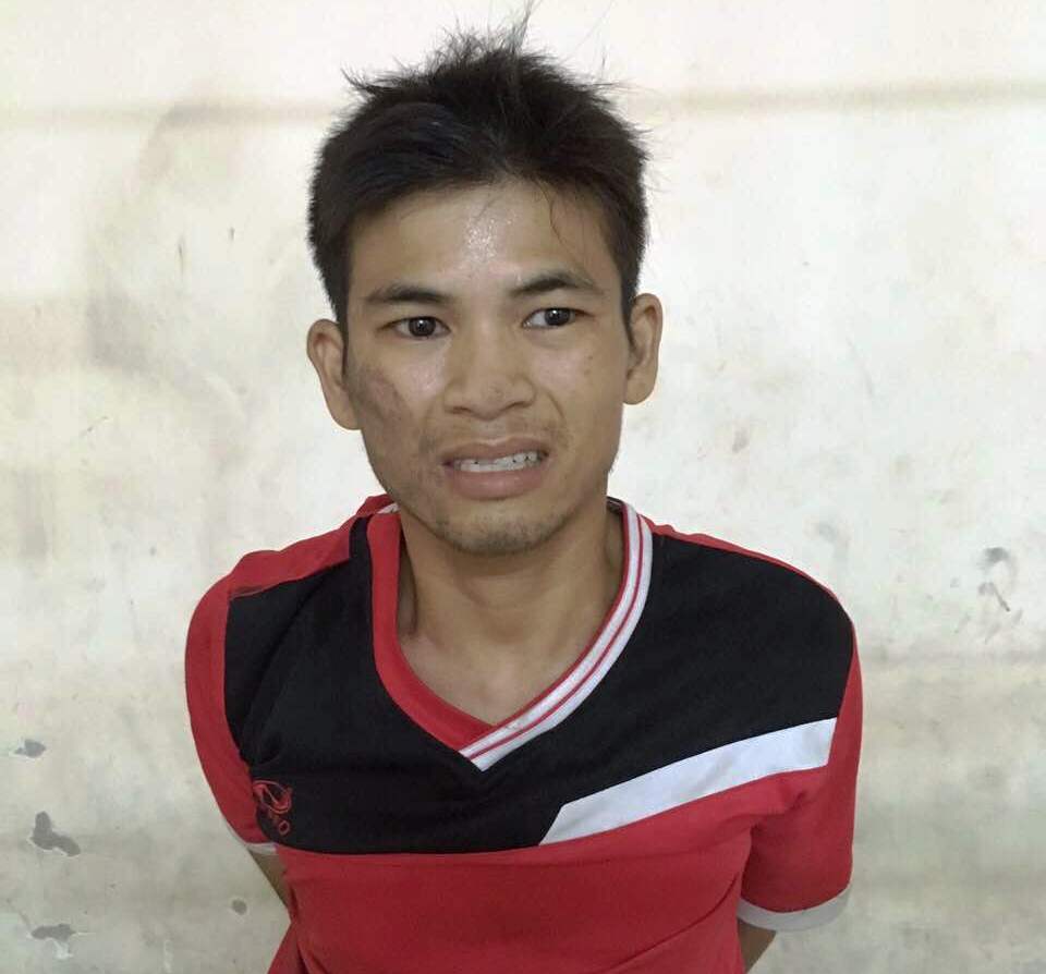 Bị công an bắt, tên cướp ôm mặt khóc như đứa trẻ