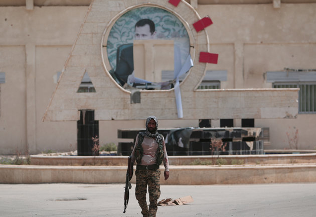 Một chiến binh YPG tại khu vực Hasaka do người Kurd kiểm so&aacute;t ở Syria. Ảnh: REUTERS