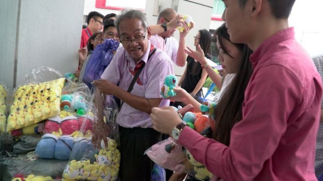 “Bác David” bán đồ chơi ở thủ đô của Malaysia. Ảnh: BBC