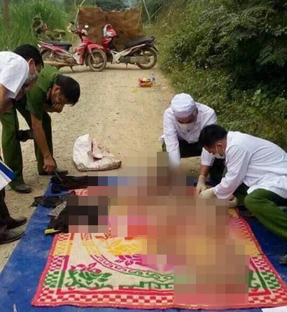Lực lượng chức năng đang khám nghiệm thi thể nạn nhân tại hiện trường - Ảnh: Facebook
