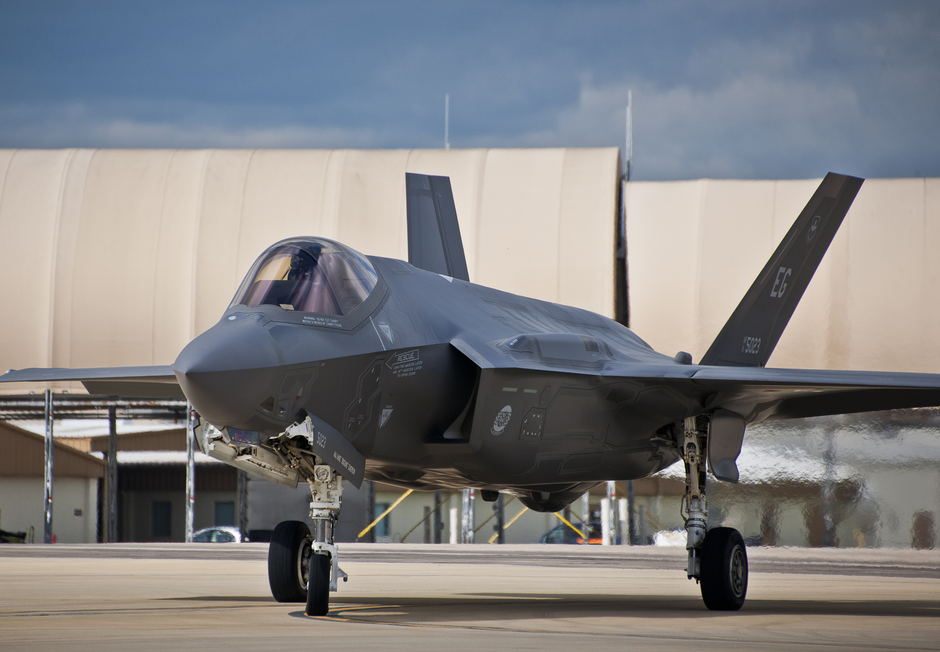 Một chiếc ti&ecirc;m k&iacute;ch F-35A của Kh&ocirc;ng qu&acirc;n Mỹ bốc ch&aacute;y h&ocirc;m 23-9. Ảnh: DEFENSE NEWS