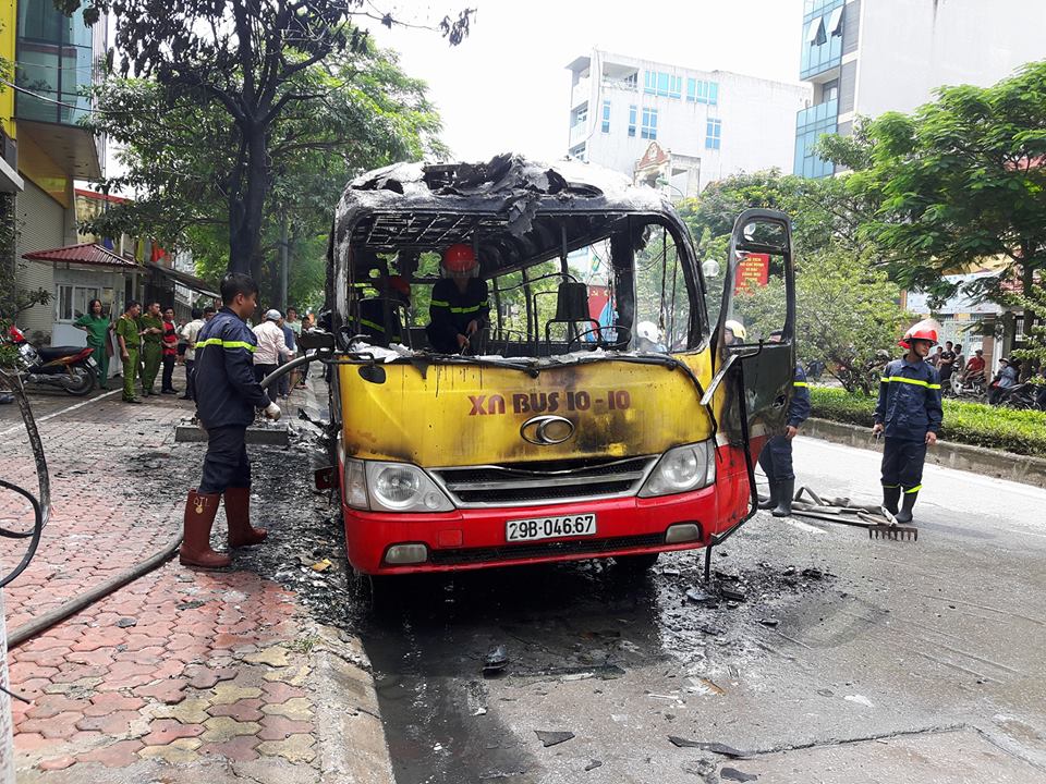 Xe buýt nổ rồi bốc cháy dữ dội, hành khách tháo chạy