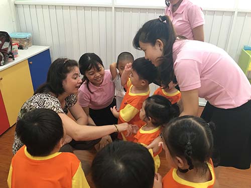 Các bé học ngoại ngữ với giáo viên bản địa